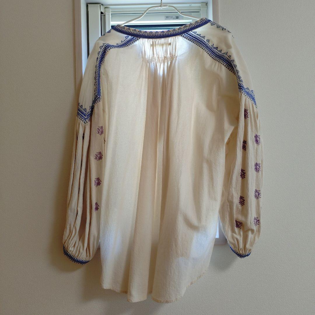 ヌキテパ★アイボリー 長袖シャツ 青色刺繍