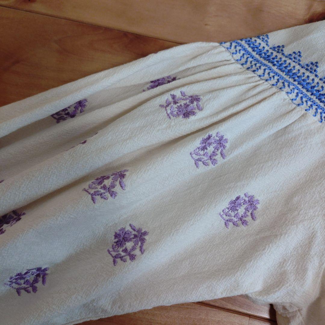 ヌキテパ★アイボリー 長袖シャツ 青色刺繍