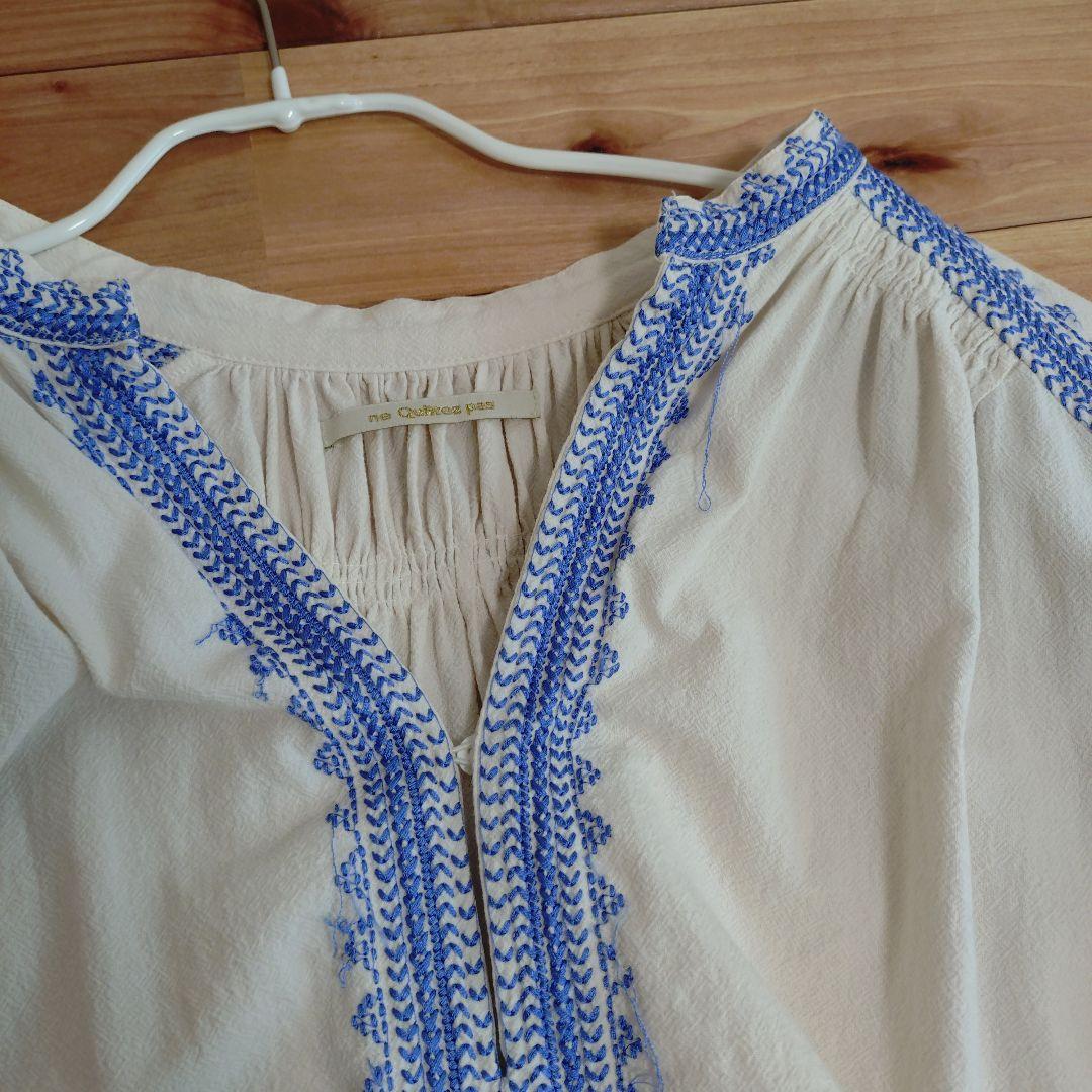 ヌキテパ★アイボリー 長袖シャツ 青色刺繍