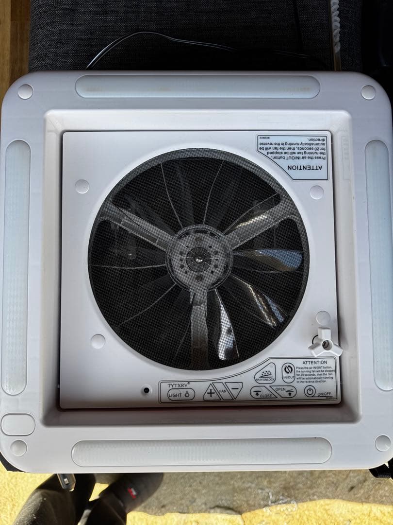 ハイエース　4型以降小窓用　ベンチレーター　換気扇　イチローくん2号