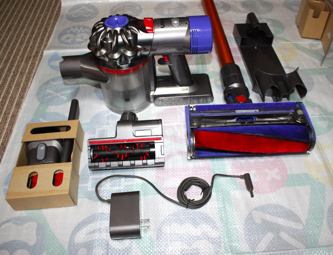 ダイソン Dyson V8 Fluffy スティッククリーナー 本体・付属品一式