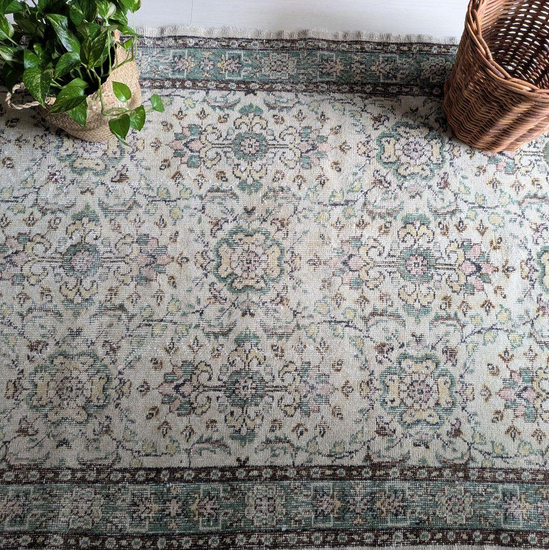 118×207 ベージュ×グリーン　花柄と縁取り　トルコヴィンテージラグ