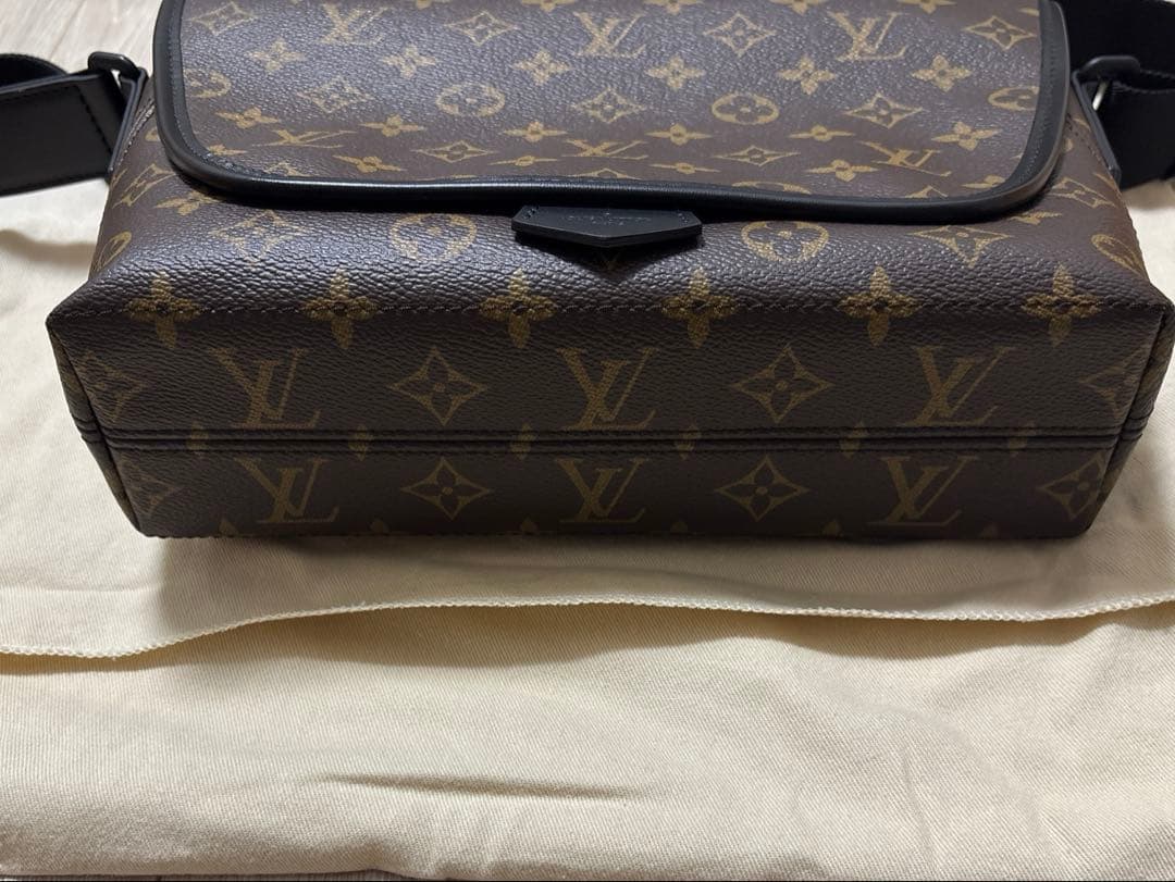 LOUIS VUITTON ルイヴィトン　マグネティックメッセンジャー