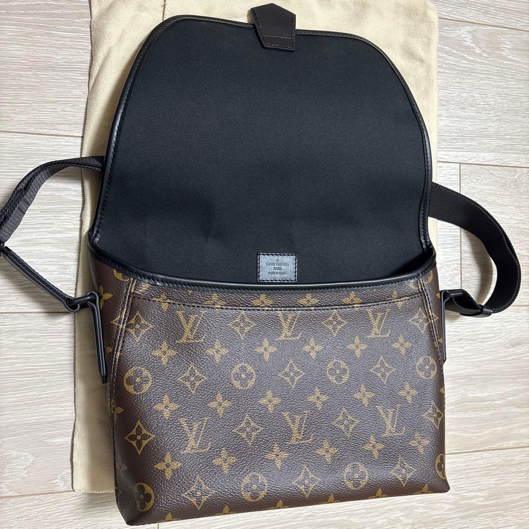 LOUIS VUITTON ルイヴィトン　マグネティックメッセンジャー