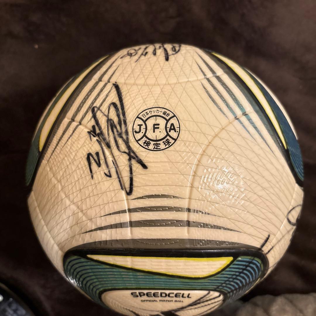 森保一監督、2015年サンフレッチェ広島所属メンバーのサイン入りJリーグ公式球