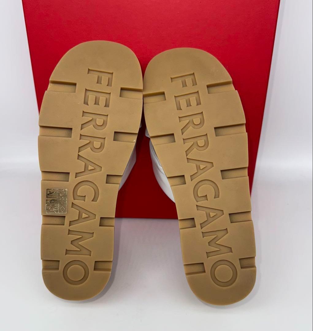 新品【サルバドーレフェラガモ】ホワイト クロスストラップ サンダル22〜23㎝