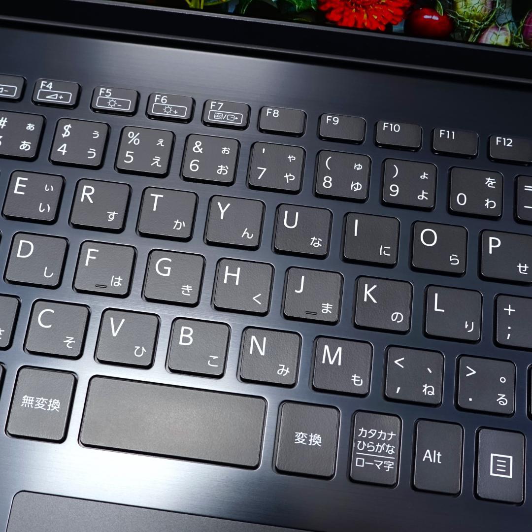 高年式の１３インチ薄型軽量モバイル✨１０世代コアｉ５に超高速新品ＳＳＤ５００ＧＢ