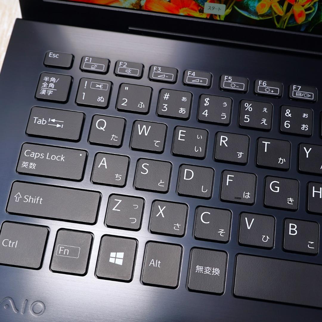 高年式の１３インチ薄型軽量モバイル✨１０世代コアｉ５に超高速新品ＳＳＤ５００ＧＢ