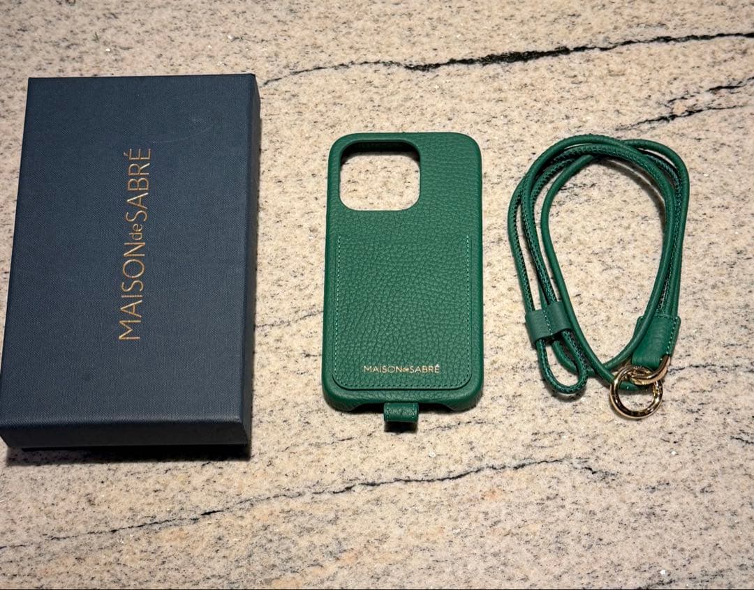 MAISON de SABRÉ スリングスマホケース【iPhone15Pro】