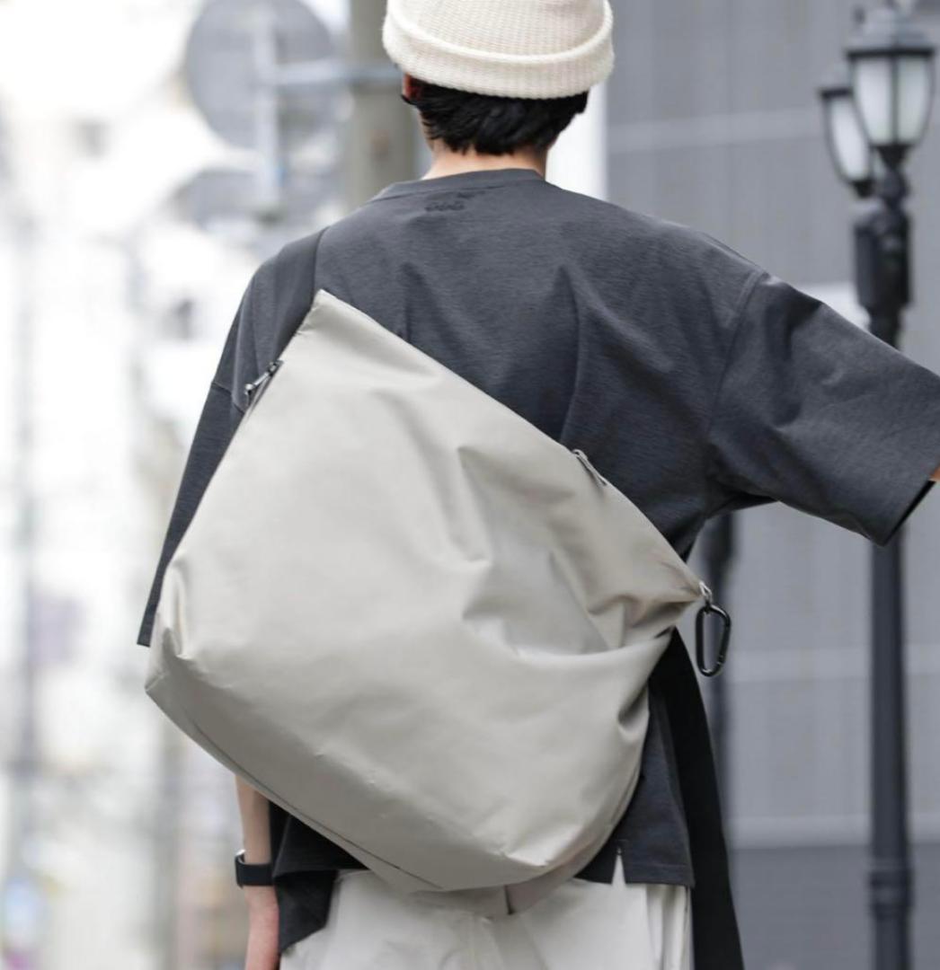 未使用 meltum ナイロンメッセンジャーバッグ グレー