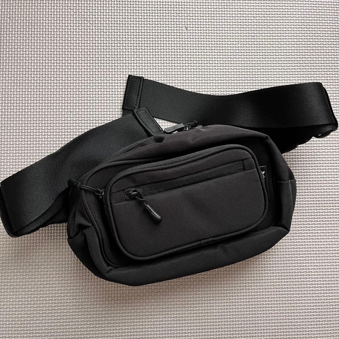 【新品】ブラック ボディバッグ・ウエストポーチ　ポムル　抱っこ紐　ヒップシート