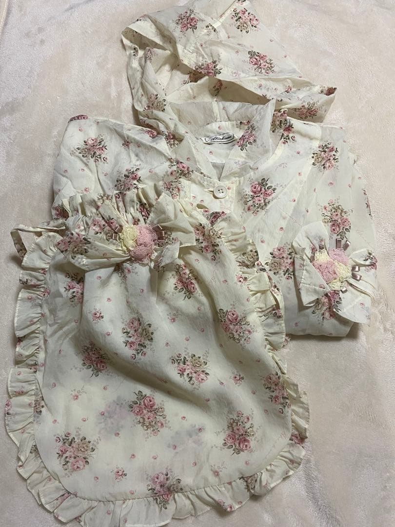 アキアカネ花柄フリル付きアイボリーレインコート