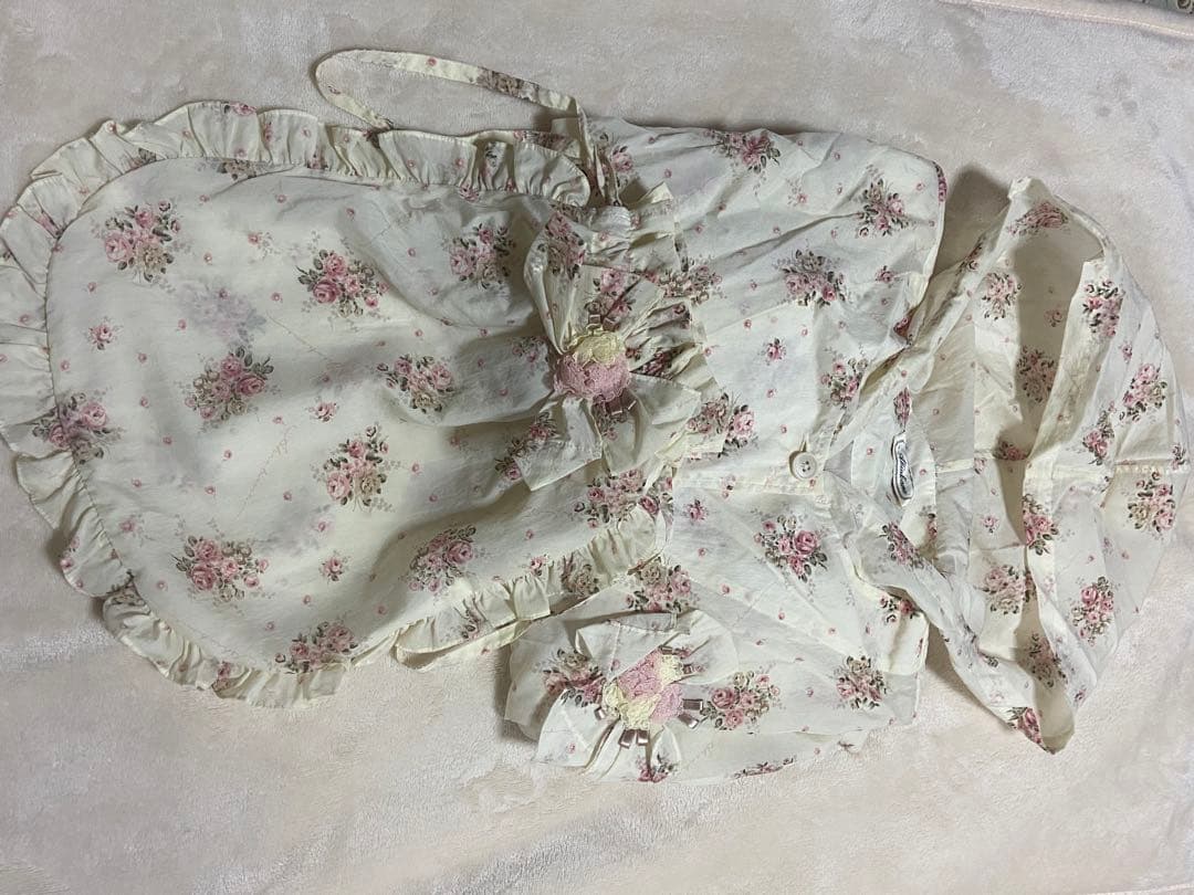 アキアカネ花柄フリル付きアイボリーレインコート