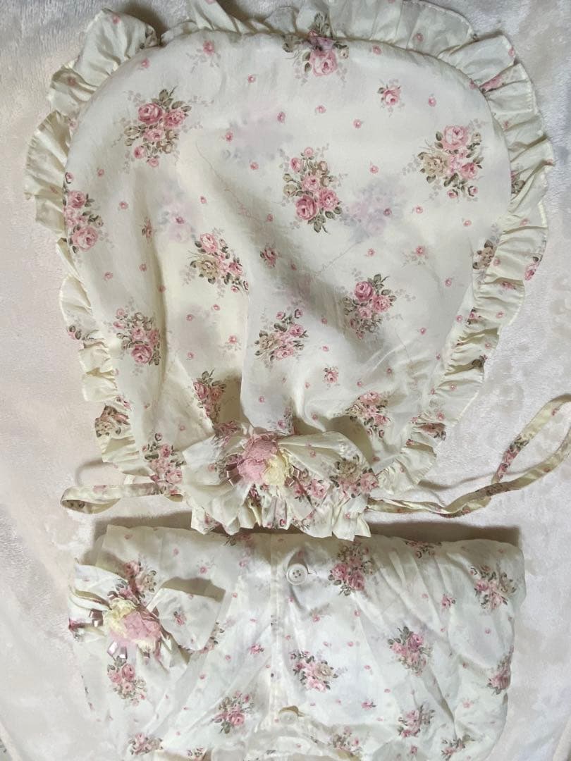 アキアカネ花柄フリル付きアイボリーレインコート