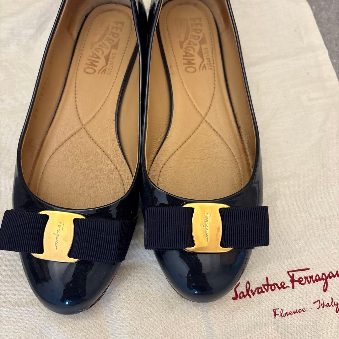 Salvatore Ferragamo ヴァリナ　ネイビー