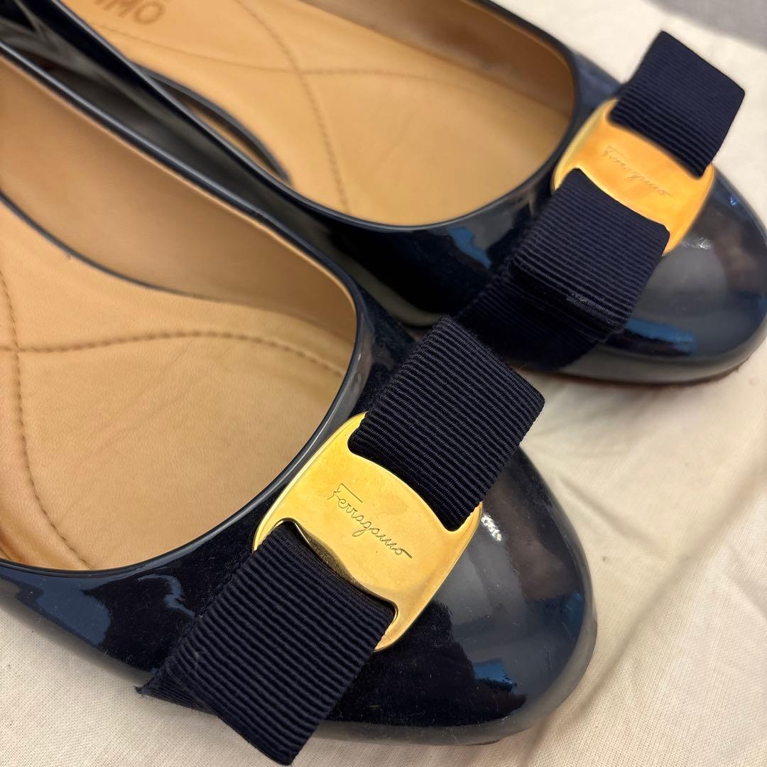 Salvatore Ferragamo ヴァリナ　ネイビー