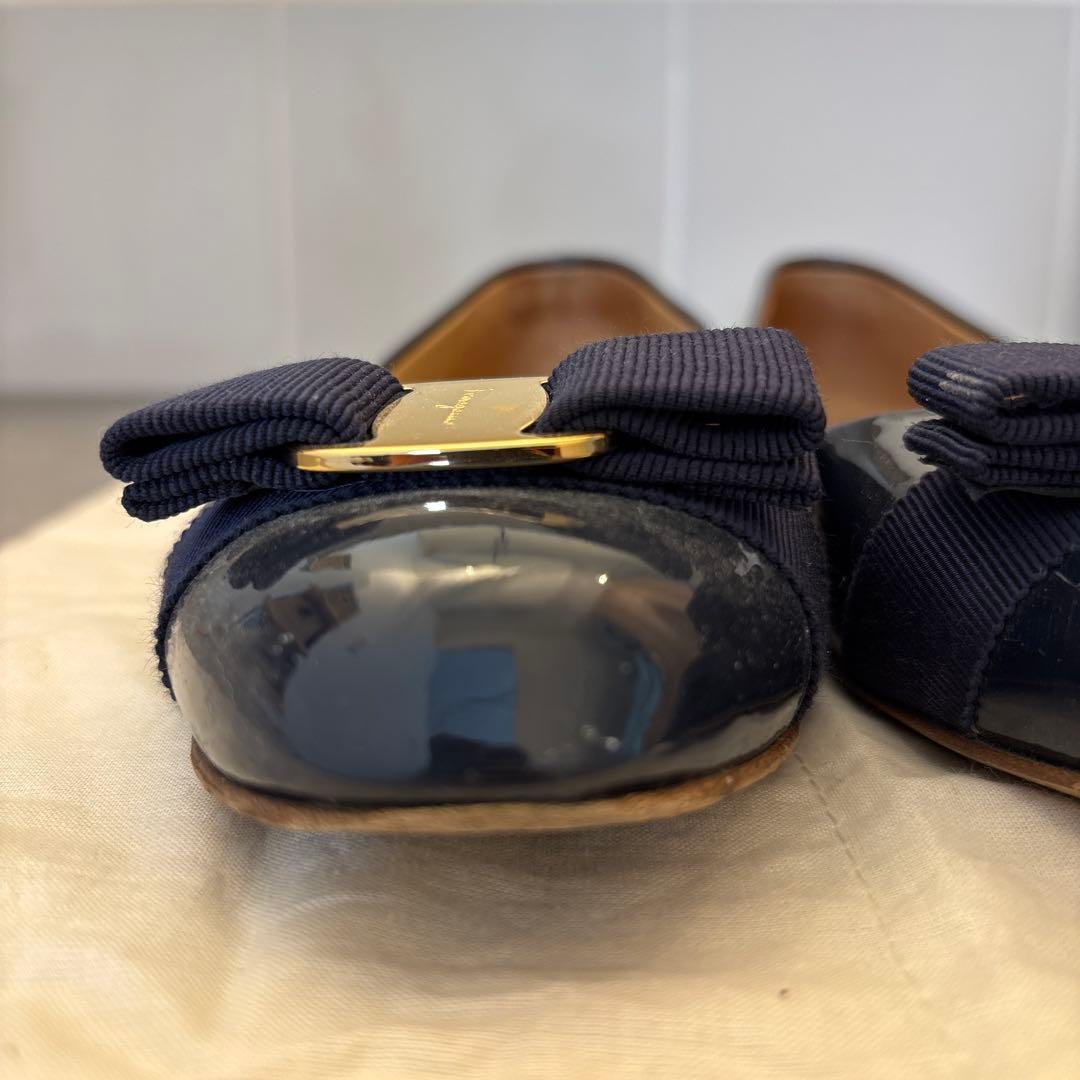 Salvatore Ferragamo ヴァリナ　ネイビー