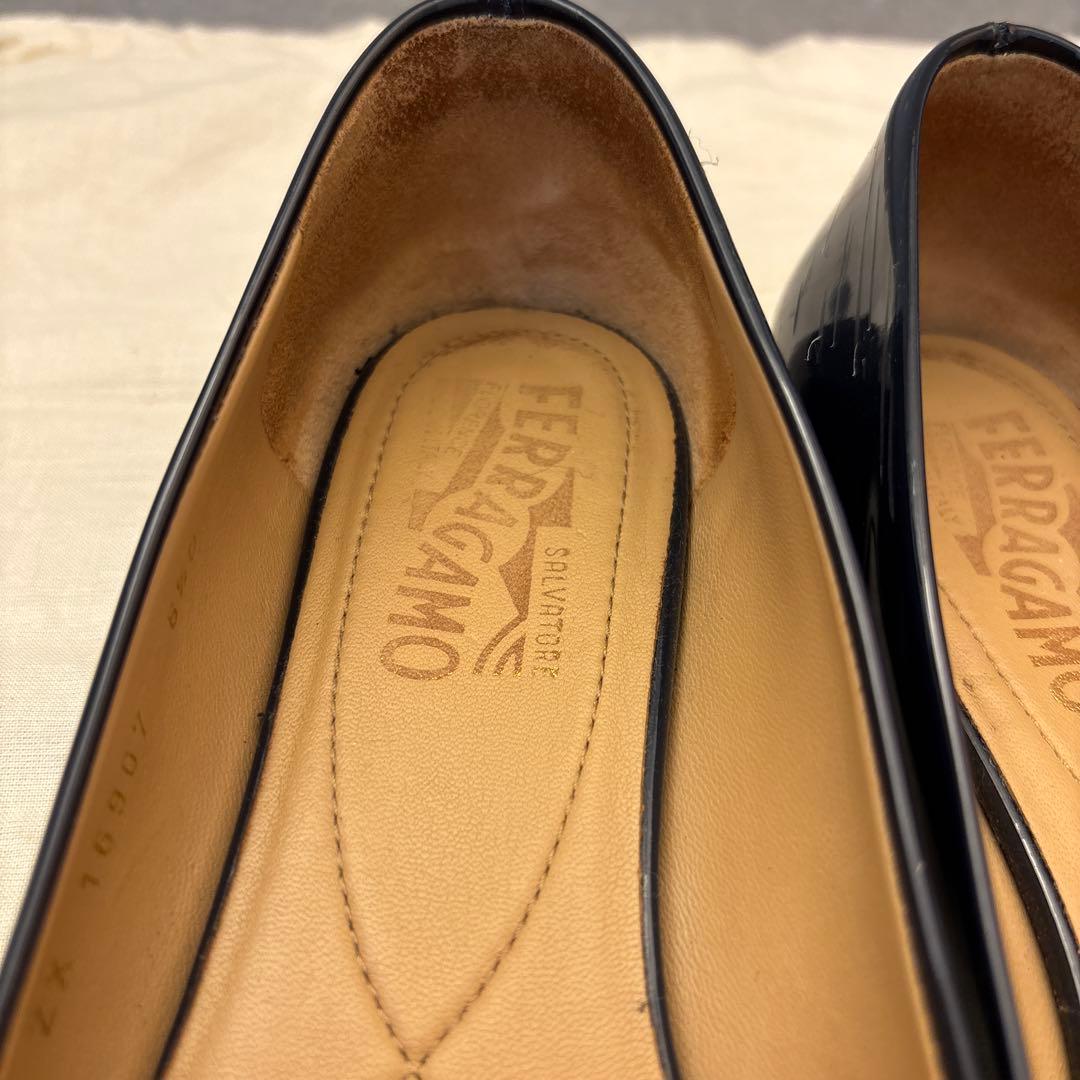 Salvatore Ferragamo ヴァリナ　ネイビー