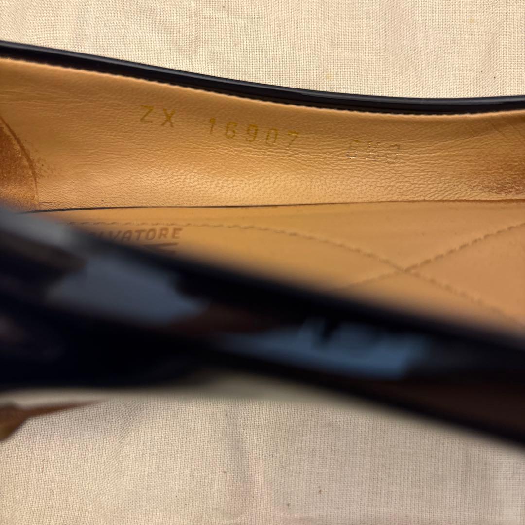 Salvatore Ferragamo ヴァリナ　ネイビー