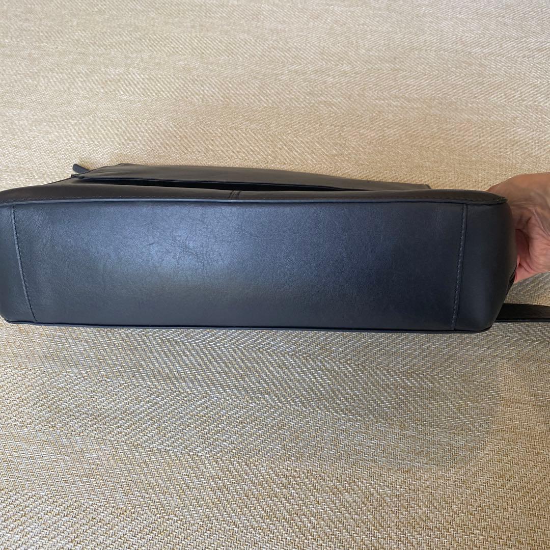 マザーハウス ザダン メッセンジャー ネイビー 斜めフラップ