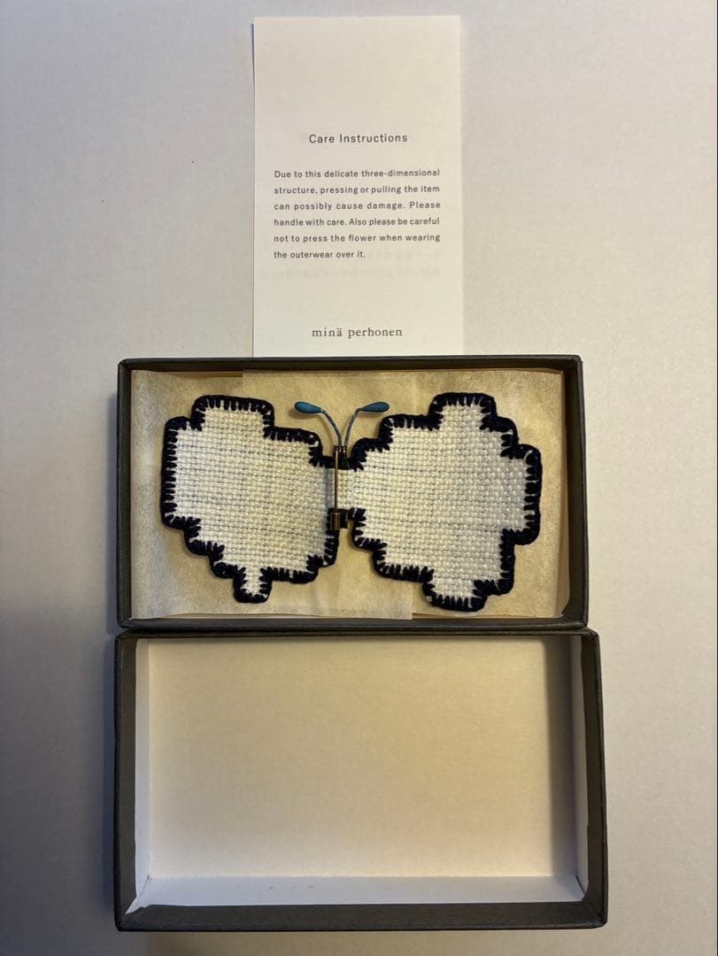 minä perhonen 蝶の形状ブローチ ホワイト