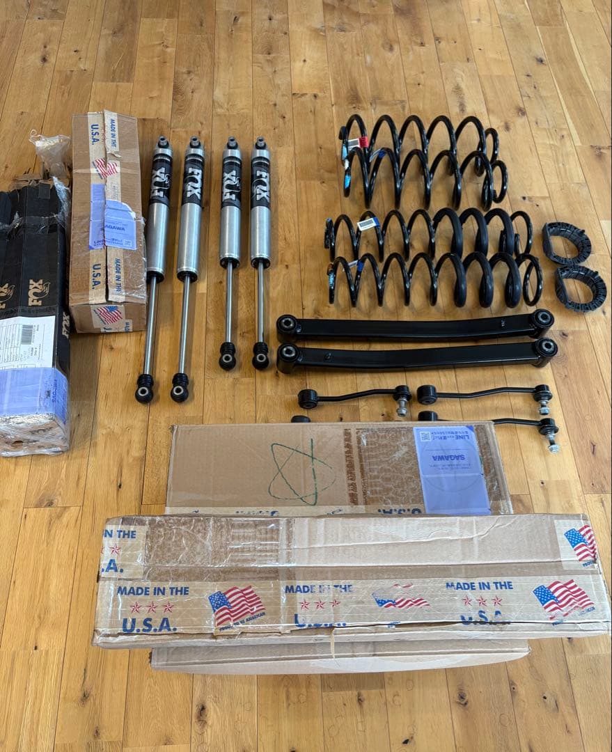 ゆっぴーラングラーJL2.0右　モパー純正2インチリフトアップキットFOX