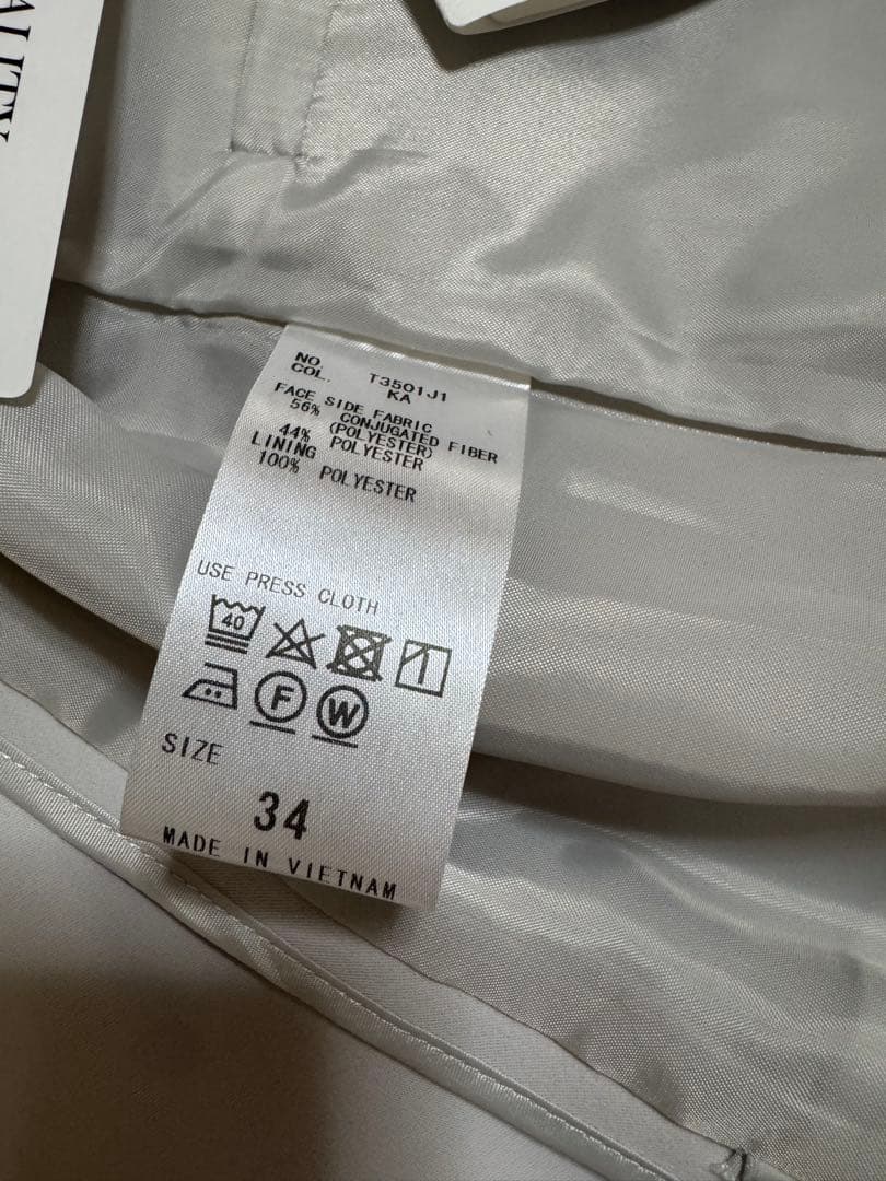 ホワイト(グレー味あり) ノーカラー スーツ ワイドパンツ