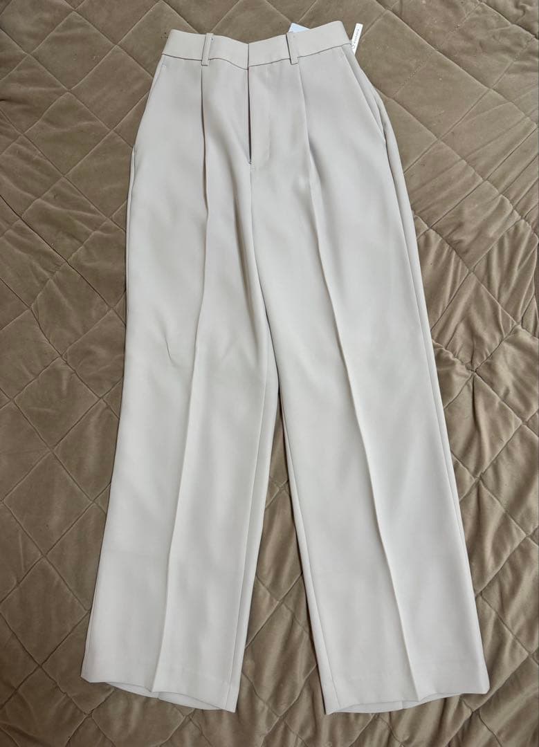 ホワイト(グレー味あり) ノーカラー スーツ ワイドパンツ