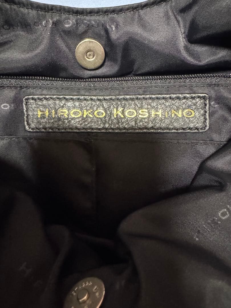 ヒロココシノ　黒のレザーショルダーバッグ(ひったくり防止紐付き)