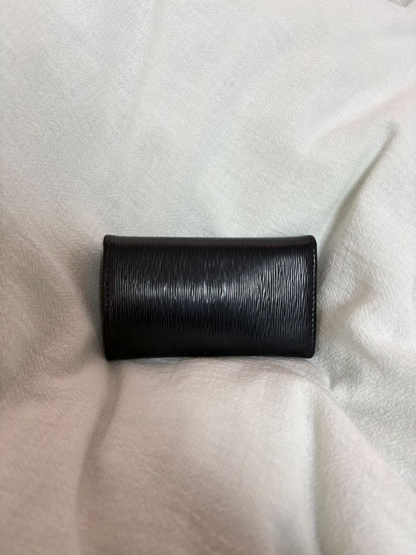 PRADA 黒 レザー キーケース 三角ロゴ ヴィッテロムーブ