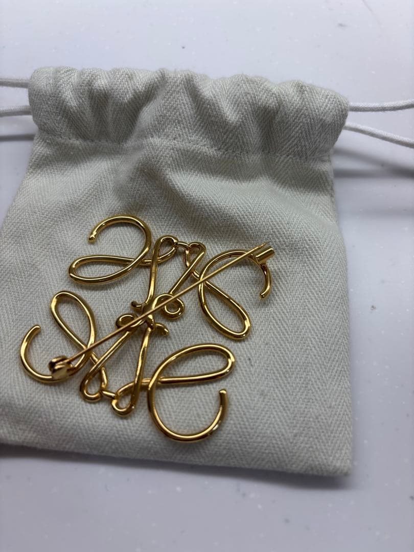 LOEWE アナグラムブローチ(メタル)ゴールド