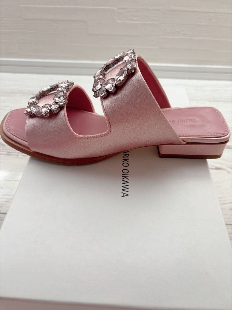 ツルバイマリコオイカワ　ビジュー バックルサンダル　ピンク