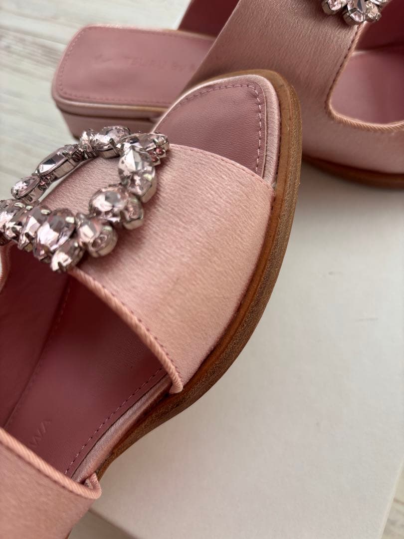 ツルバイマリコオイカワ　ビジュー バックルサンダル　ピンク