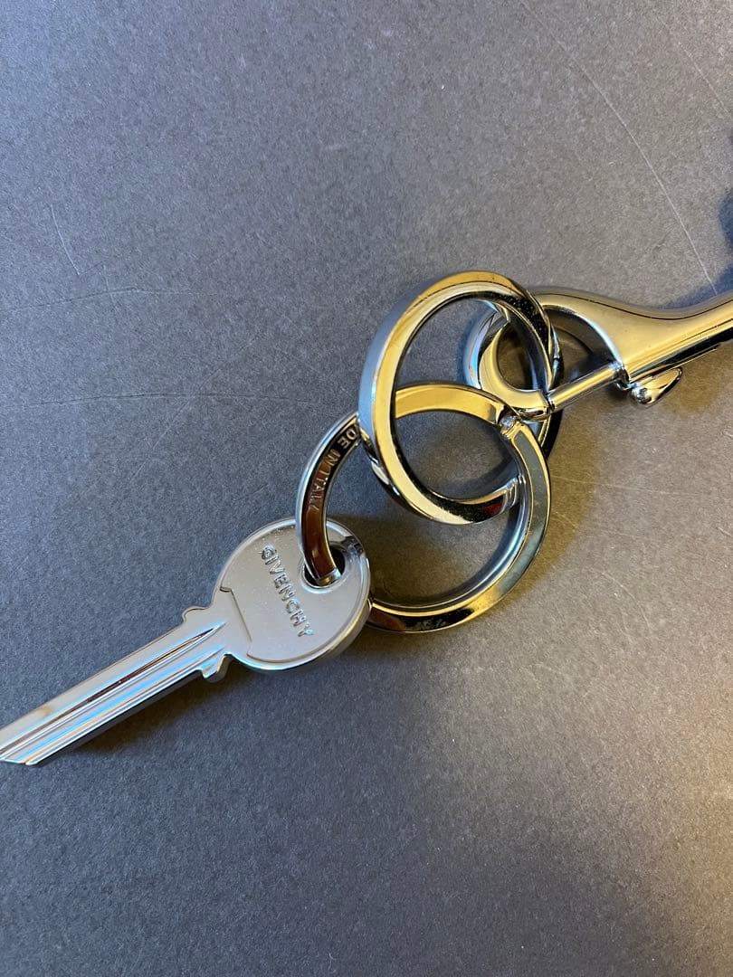 正規美品 Givenchy ジバンシィ ロゴ ネックストラップ