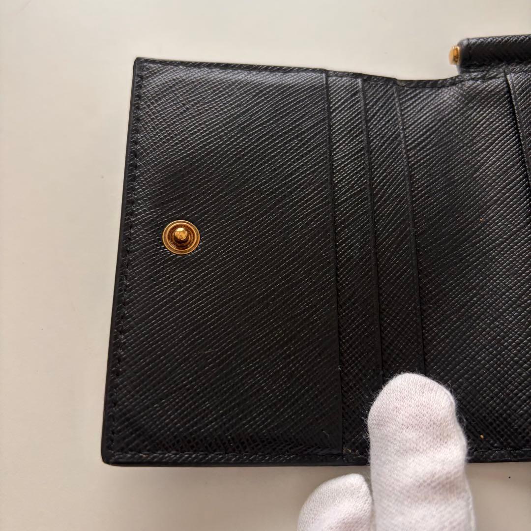 【ホワイト】プラダ　マネークリップ　折り財布　ブラック　サフィアーノレザー