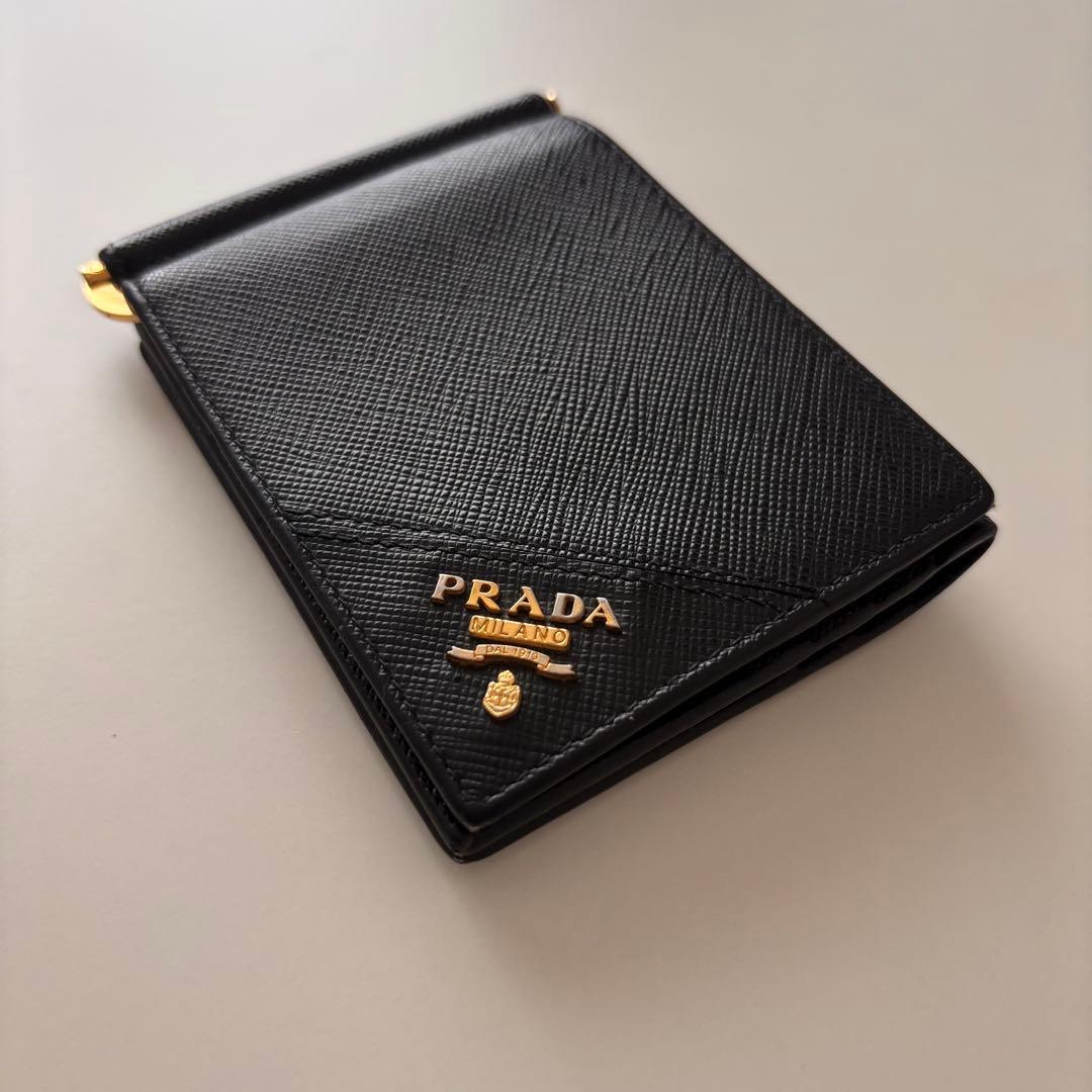 【ホワイト】プラダ　マネークリップ　折り財布　ブラック　サフィアーノレザー