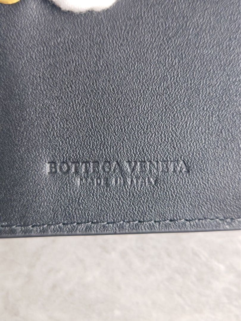 BOTTEGA VENETA ブラックレザー折り財布