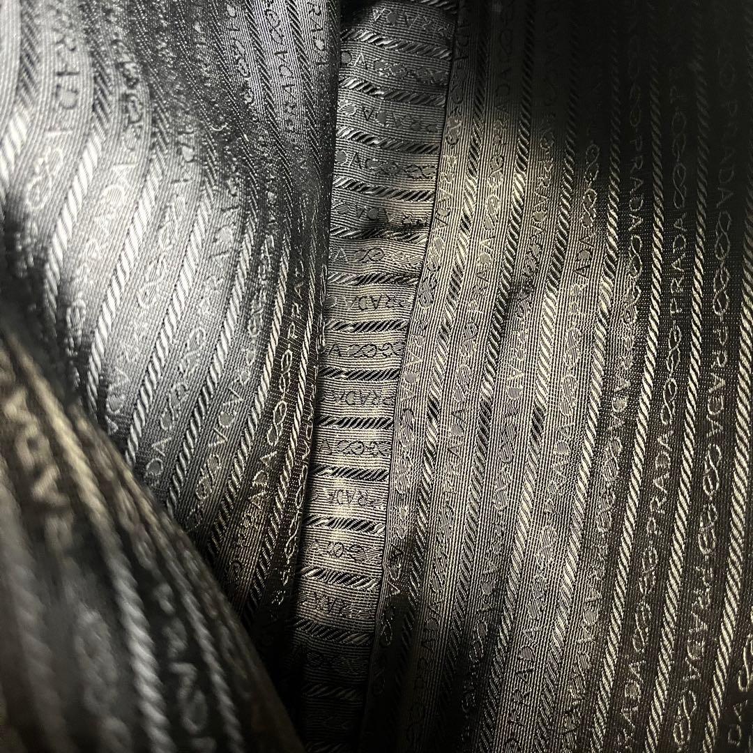 美品✨ プラダ メッセンジャーバッグ 三角ロゴ 黒 レザー ナイロン A4収納