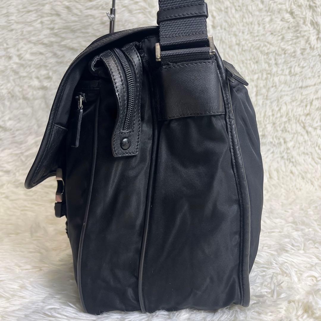 美品✨ プラダ メッセンジャーバッグ 三角ロゴ 黒 レザー ナイロン A4収納
