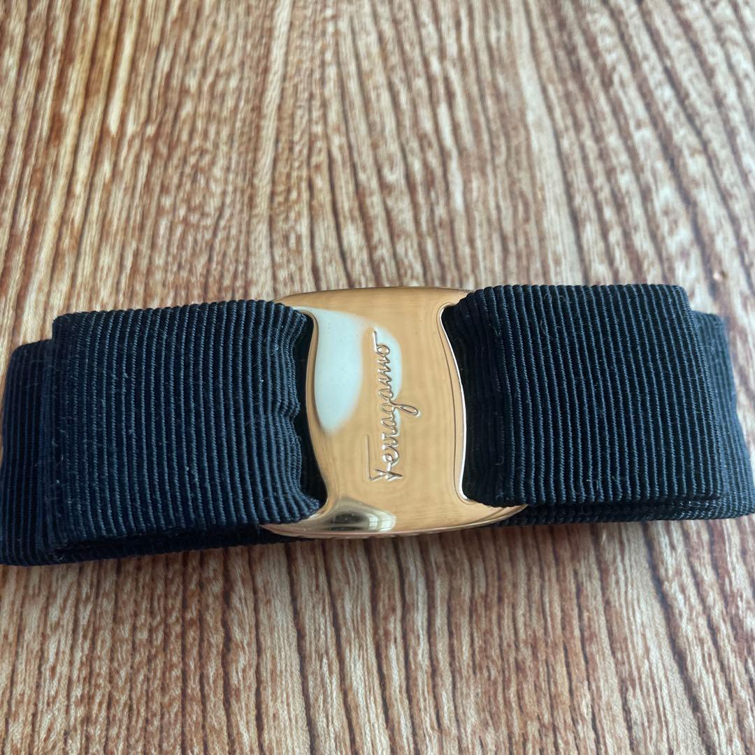 極美品 フェラガモ ヴァラ リボン バレッタ ブラック×ゴールド