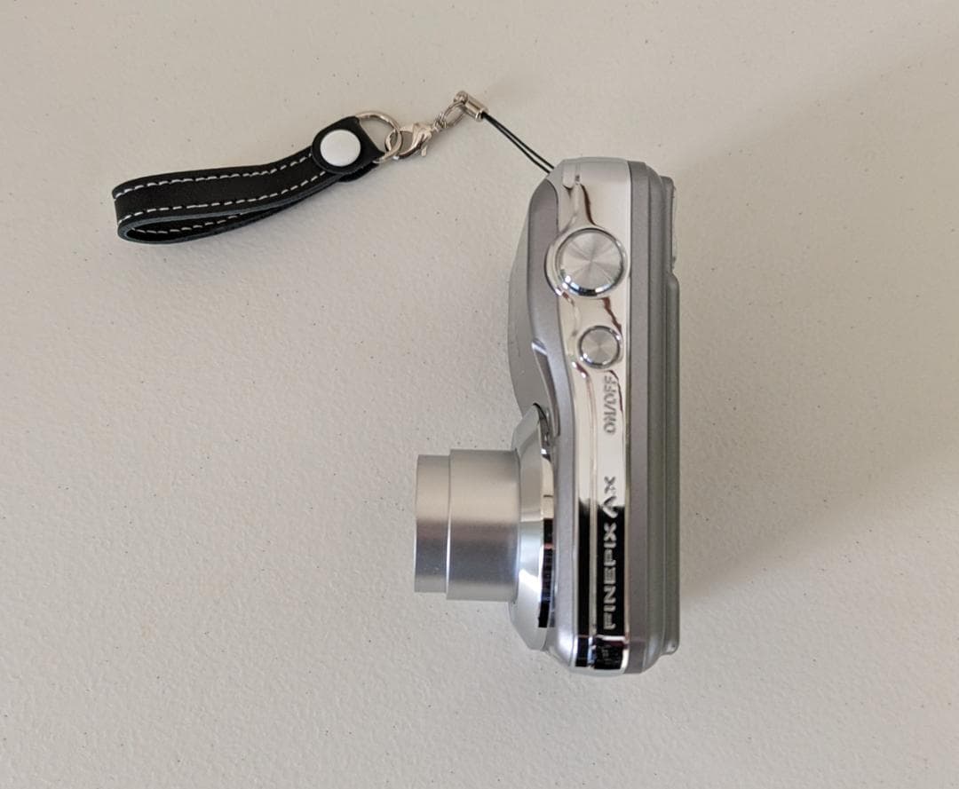 FUJIFILM FinePix AX600シルバー/乾電池式