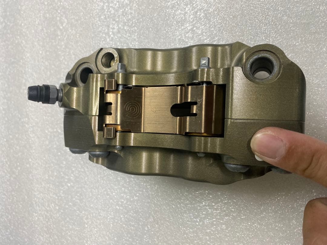 brembo CNCブレーキキャリパー 108mmピッチ右側のみ