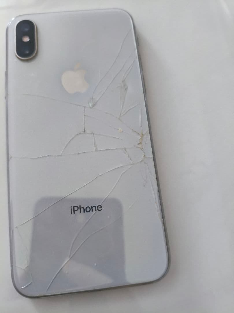 Apple iPhone Xs 64GB 背面ひび割れあり