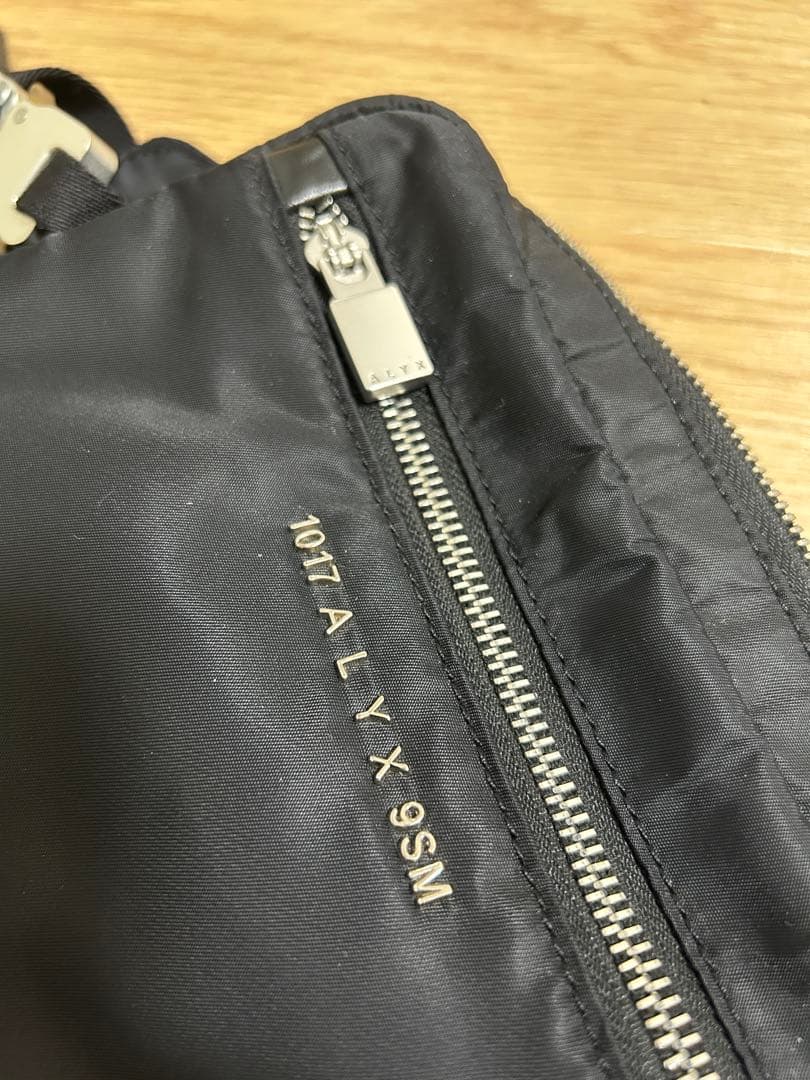 1017 alyx 9sm ブラック ナイロン ボディバッグ
