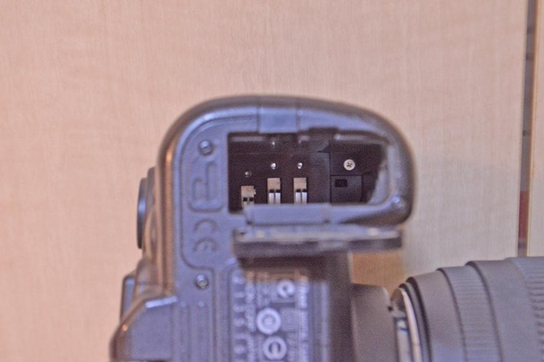 Nikon D5000 バッテリー、充電器、ストラップ