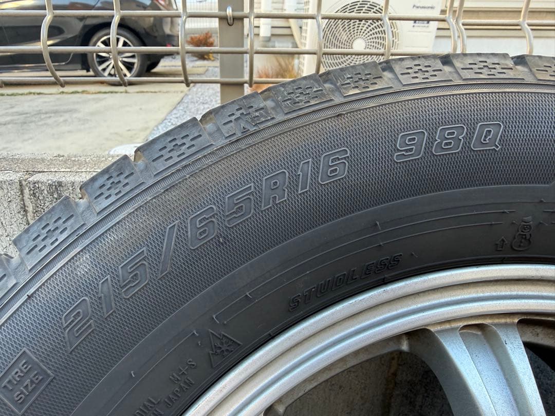 送料込み215/65R16 2022年製　溝7mm　アルミ付きスタッドレス