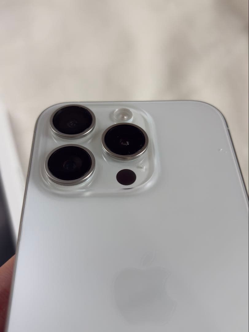 iPhone 15 Pro 256gb ホワイトチタニウム本体 バッテリー89%