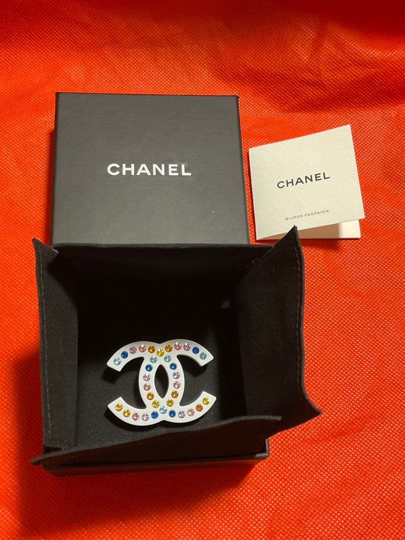 CHANEL ホワイト クリスタルブローチ