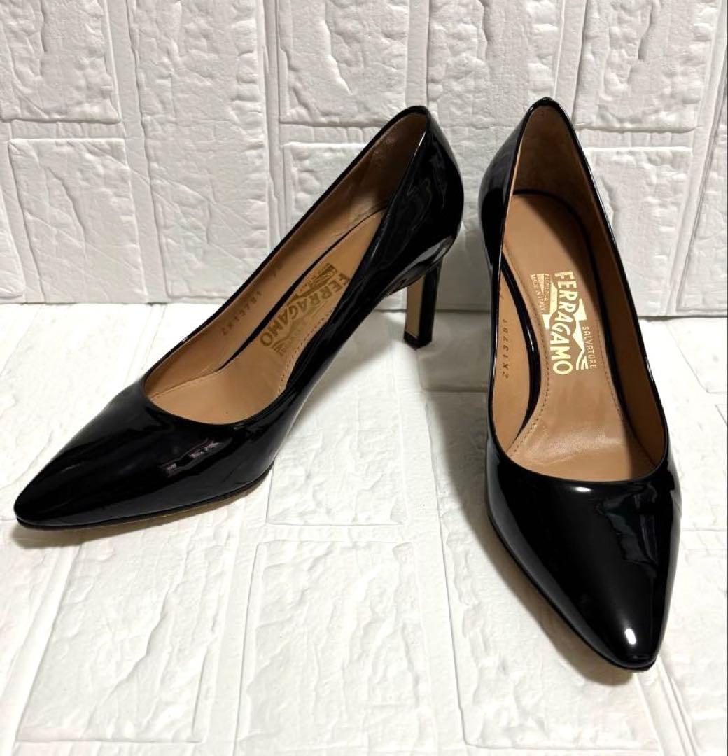 美品　フェラガモ　エナメルレザーポインテッドトゥ　パンプス 24.5