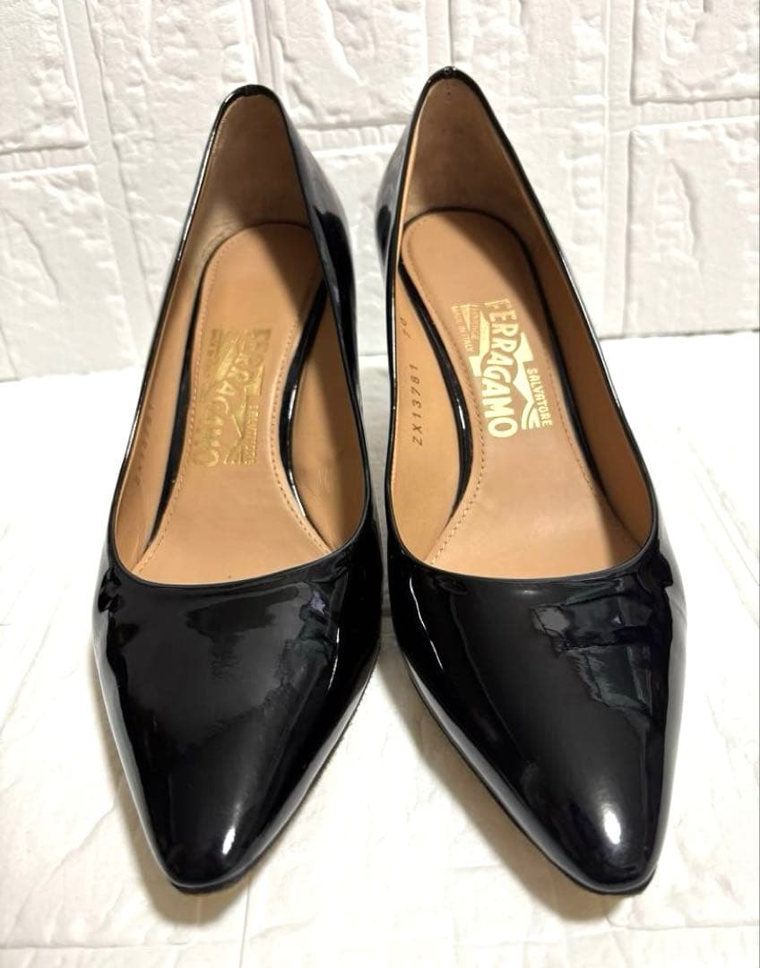 美品　フェラガモ　エナメルレザーポインテッドトゥ　パンプス 24.5